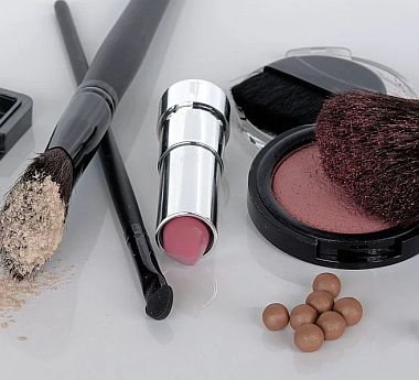 Jak ustrzeć się błedów podczas robienia makijażu?
